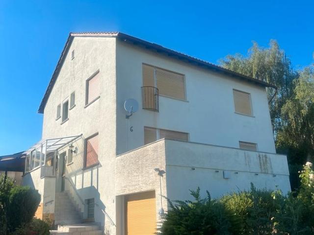 Zweifamilienhaus mit großem Grundstück in ruhiger Lage