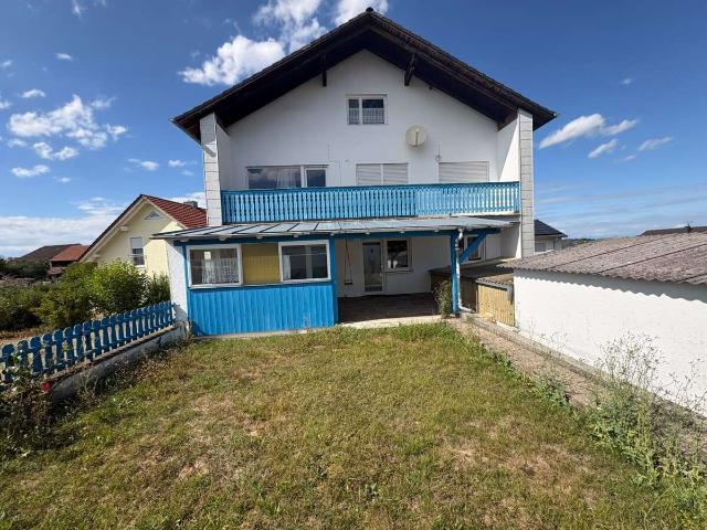Zweifamilienhaus mit großzügigem Garten, Terrasse und Balkon