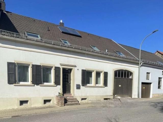 Zweifamilienhaus mit Halle, Werkstatt und Garagen