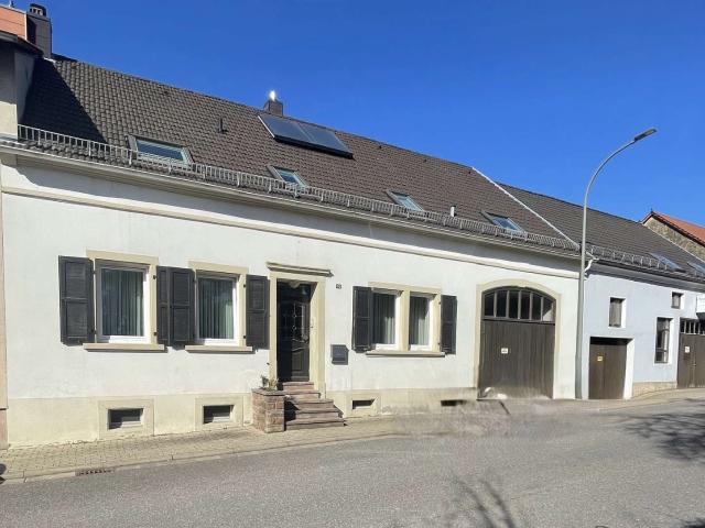 Zweifamilienhaus mit Halle, Werkstatt und Garagen