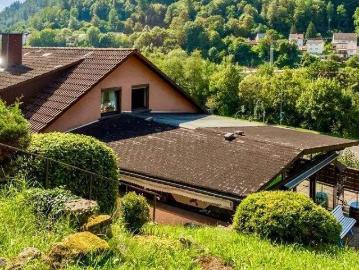 Zweifamilienhaus mit Herz und Geschichte: Raum für Generationen in Eberbach