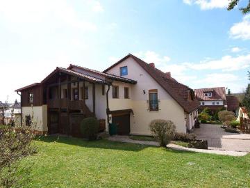 Zweifamilienhaus mit herrlichem Garten in Seßlach