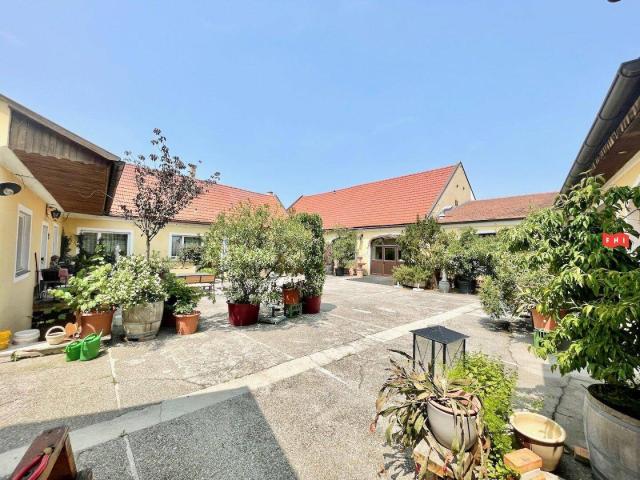 Zweifamilienhaus mit Innenhof, Garagen und Erweiterungspotenzial Nähe Stift Göttweig bei Krems
