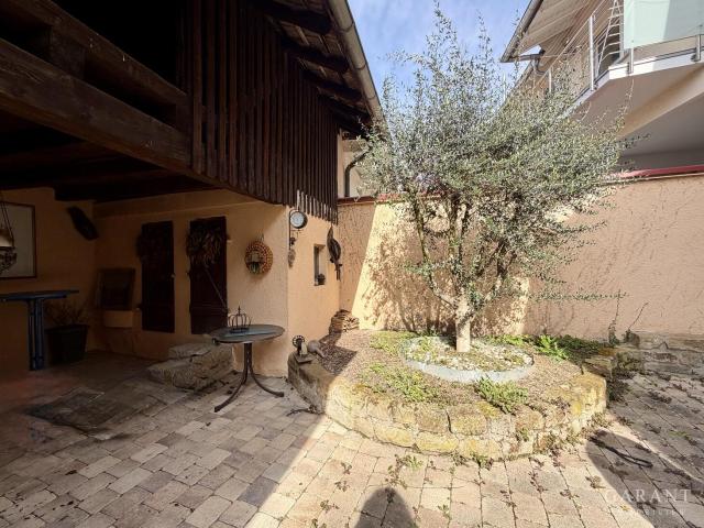 Zweifamilienhaus mit mediterranem Innenhof