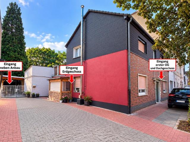 Zweifamilienhaus mit nebenan Bau und Doppelte Garage