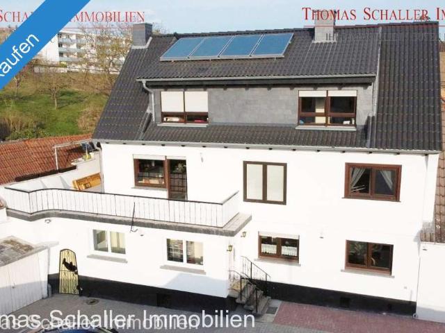 Zweifamilienhaus mit Nebengebäude, 2 Garagen und modernisierter Ausstattung