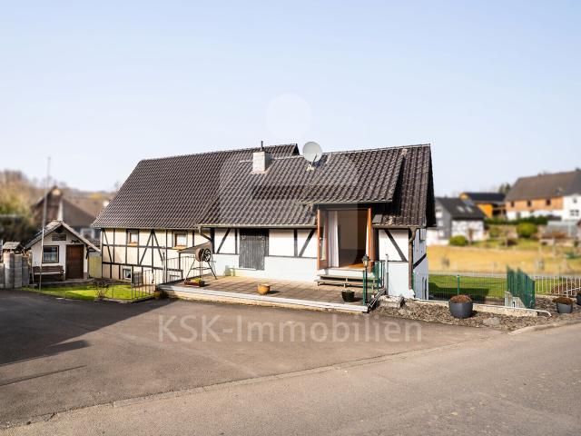 Zweifamilienhaus mit einer Wohn und Nutzfläche von 230 Quadratmetern!