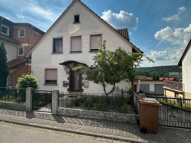 Zweifamilienhaus mit Nebengebäude und Garten