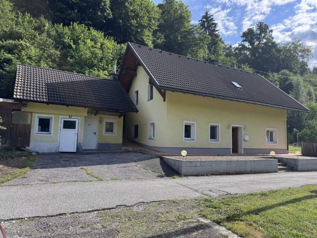 Zweifamilienhaus mit Nebengebäude und großzügigem Garten nahe Dreiländereck !