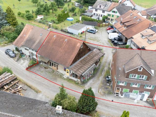 Zweifamilienhaus mit Ökonomiegebäude und vielseitigem Entwicklungspotenzial