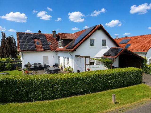 Zweifamilienhaus mit Pool, Photovoltaik und Klimaanlagen