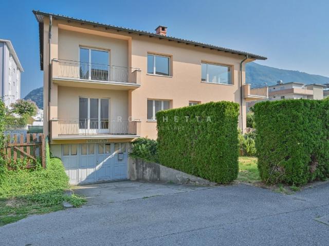 Zweifamilienhaus mit Potenzial an strategischer Lage