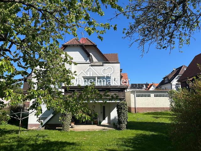 Zweifamilienhaus mit Potenzial: Eine Wohnung bezugsfertig, eine Wohnung zum gestalten und mit viel Raum für eigene Ideen