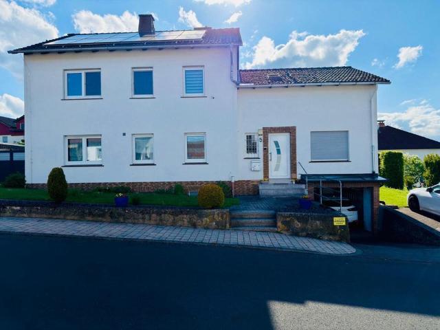 Zweifamilienhaus mit PV Anlage, Wallbox, großem Garten mit Pool