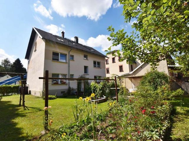 Zweifamilienhaus auf 910 m² Grundstück – zwei Flurstücke mit großem Gartenbereich