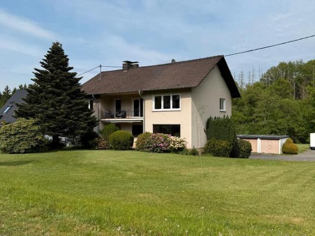 Zweifamilienhaus auf ca. 3.200 m² – Wohnen & Gewerbe