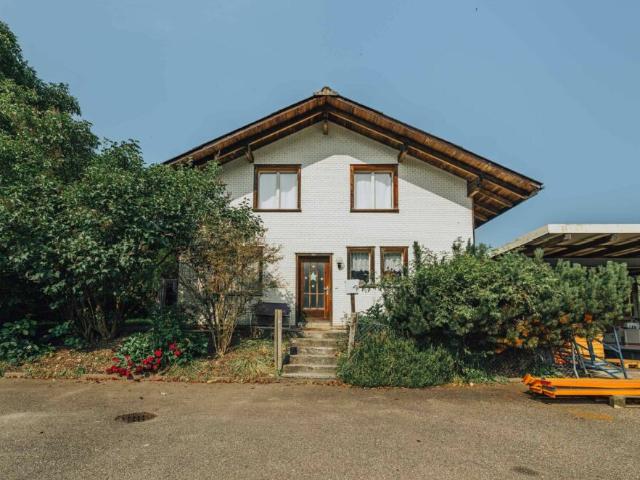 Zweifamilienhaus beim Bahnhof Kleindietwil Viel Potenzial zum erschwinglichen Preis