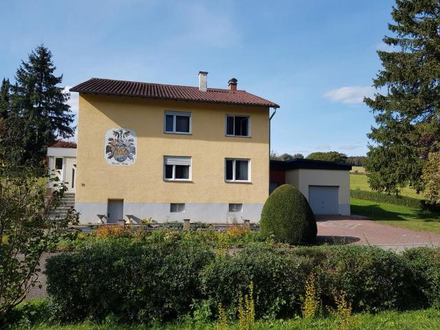 Zweifamilienhaus in Alleinlage mit 2 Garagen + KFZ Stellplätzen