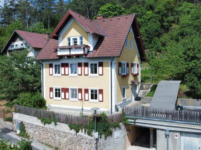 Zweifamilienhaus in begehrter Grünlage mit Waldanteil
