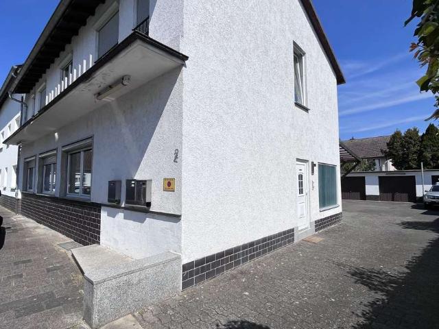 Zweifamilienhaus in Hanau Steinheim – 6x Garagen, 1x Lagerraum & Aufstockungsmöglichkeit