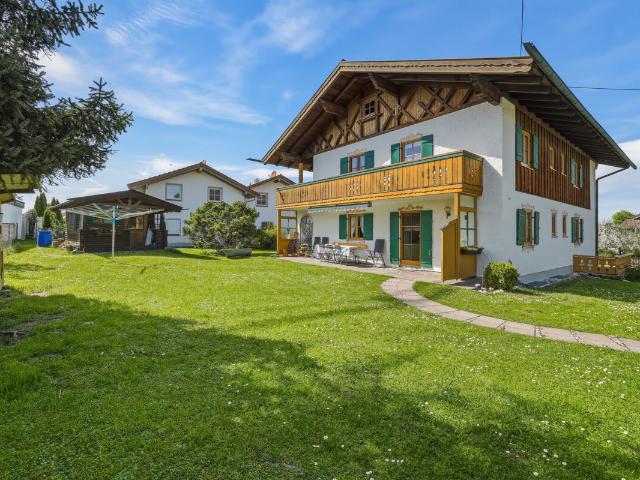 Zweifamilienhaus in idyllischer Lage
