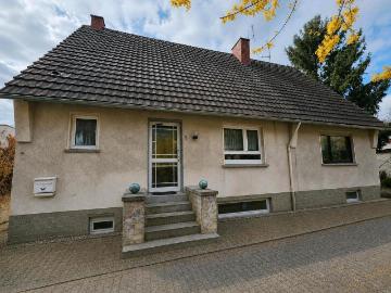 Zweifamilienhaus in Irlich mit Nebengebäude und Potenzial