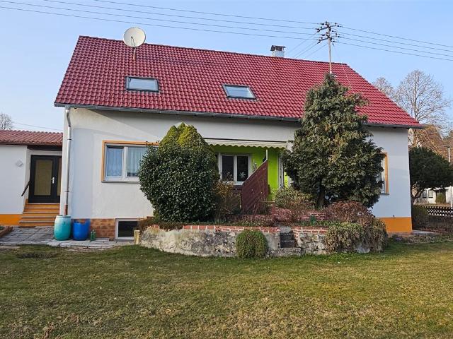 Zweifamilienhaus in ländlich ruhiger Wohnlage