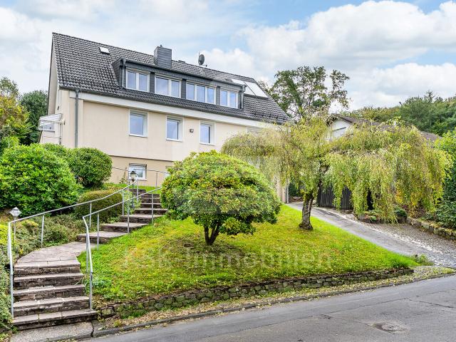 Zweifamilienhaus in Sackgassenlage und mit Aussicht!