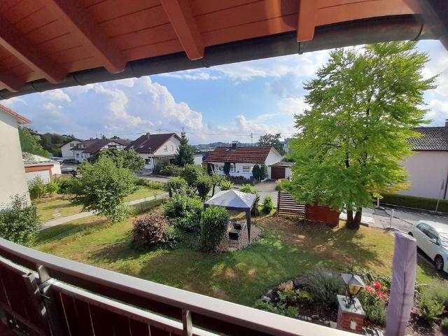 Zweifamilienhaus in Vogt, ruhige Lage, großer Garten, Garage + Stellplätze