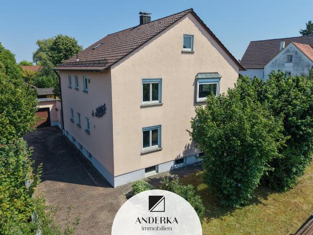 Zweifamilienhaus plus erschlossenes Baugrundstück – seltene Gelegenheit in Leipheim