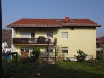 Zweifamilienhaus teilsaniert, in ruhiger Lage von Wiesenbach, großzügiger Garten