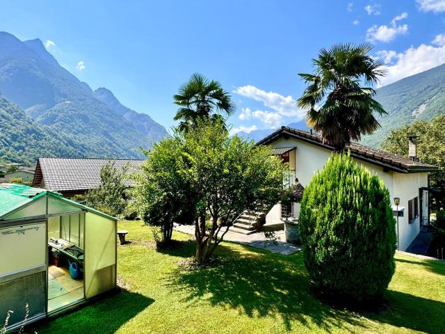ZWEIFAMILIENHAUS Tessiner Haus mit grossem Potential