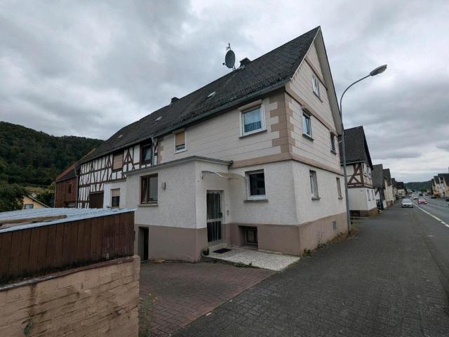 Zweifamilienhaus + zwei Scheunen + großer Garten