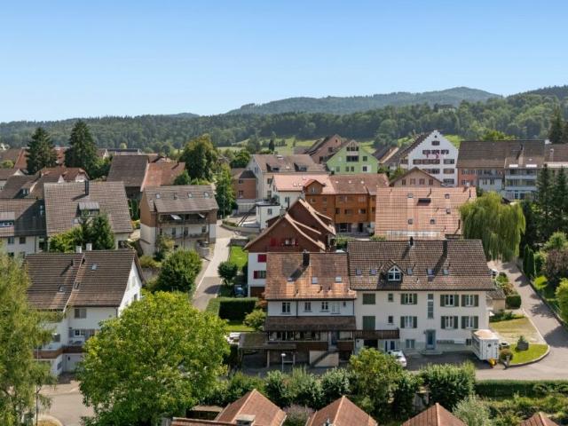Zweifamilienhaus, 2020 saniert, mit idyllischem Garten nahe Dorfkern und Schule im historisches Landstädtchen Elgg ZH!