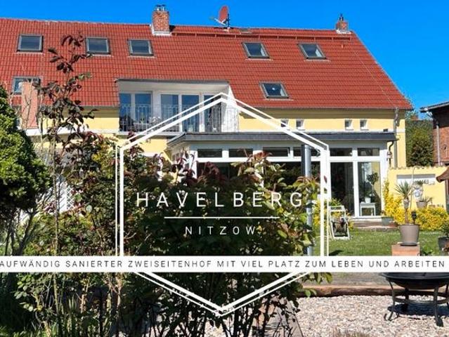 Zweiseiten Hof mit Büroräumen großen Partyraum und schönem Grunds