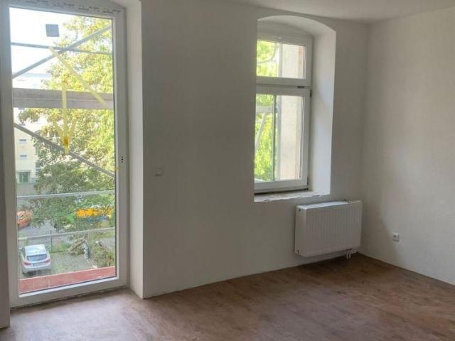 Zweitbezug nach San.! Große3 Zi. mit Einbauküche, Laminat, Lift, Balkon und Wanne!