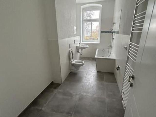 Zweitbezug nach San.! Kompakte 3 Zi mit EBK, Laminat, offener Küche und Wanne