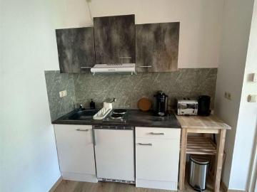 Zweitbezug nach San.! Kompaktloft 1 Zi. im Hinterhaus mit Du. und Lam. in zentraler Lage! EBK mgl
