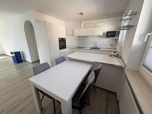 Zweitbezug nach Sanierung, Balkon und Garten: Stilvolle 4 Zimmer Wohnung mit Stellplatz, Bad Vilbel