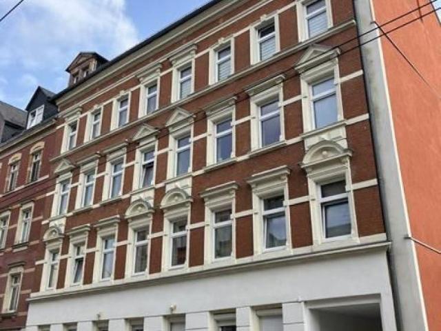 Zweitbezug.! Großzügige 2 Zimmer mit Wanne, Balkon, EBK und Laminat in zentraler Lage!