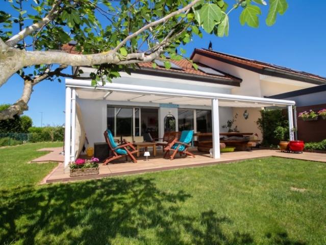 Zwillingsvilla mit wunderschöner Terrasse und Garten