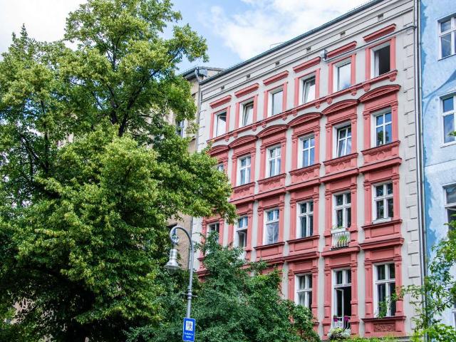 Zwischen Landwehrkanal & Maybachufer – vermietete 2 Zimmer Altbauwohnung mit stabilem Wertpotenzial