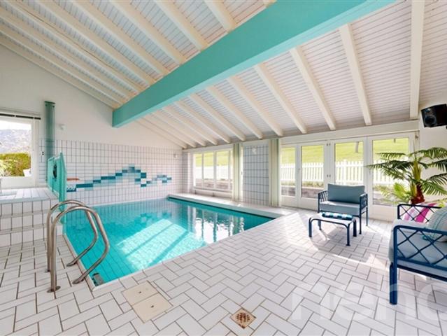 Zwischen Natur und Eleganz hervorragende Villa mit Innenbad