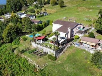 ZU VERKAUFEN IN VAL RESA Brione oberhalb von Minusio HAUS MIT POOL UND GROSSEM GARTEN