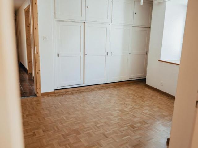 Zu vermieten 5 Zimmerwohnung in S chanf per sofort oder Vereinbarung