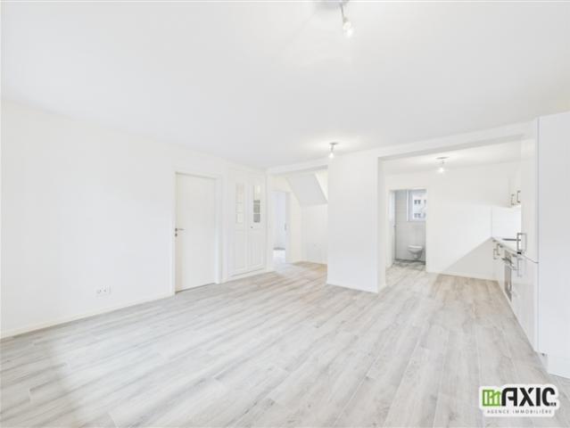 Zu vermieten Komplett renovierte 3.5 Zimmer Wohnung in kleinem Gebäud