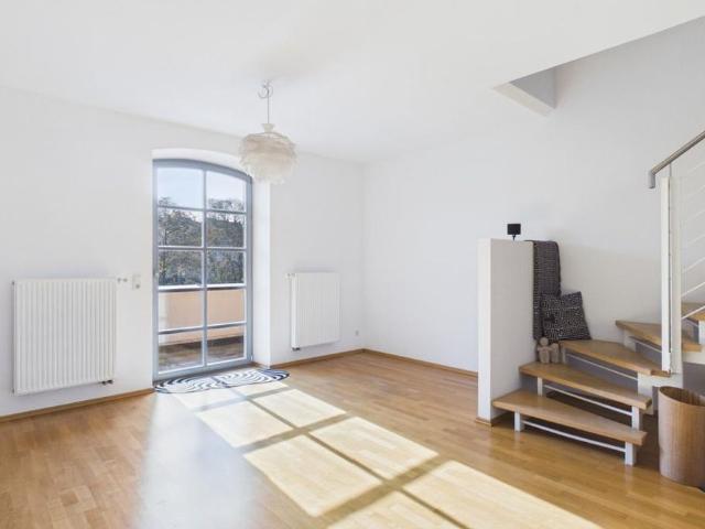 Zu Vermieten, gepflegte moderne 2 Zimmer Maisonette Wohnung mit Küche und Parkplatz Erba Gelände