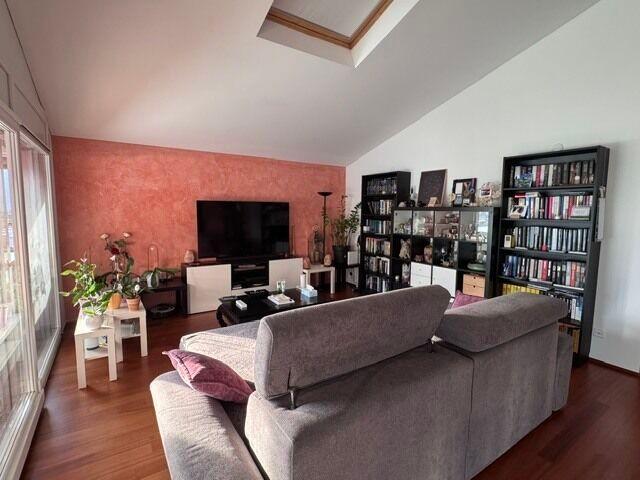 Zu vermieten: Grosszügige 4.5 Zimmer Wohnung mit Panoramaterrasse