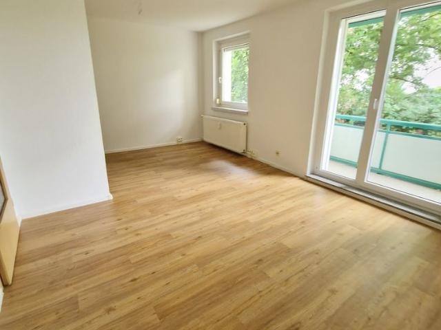 Zu vermieten großer Balkon und offene Küche!