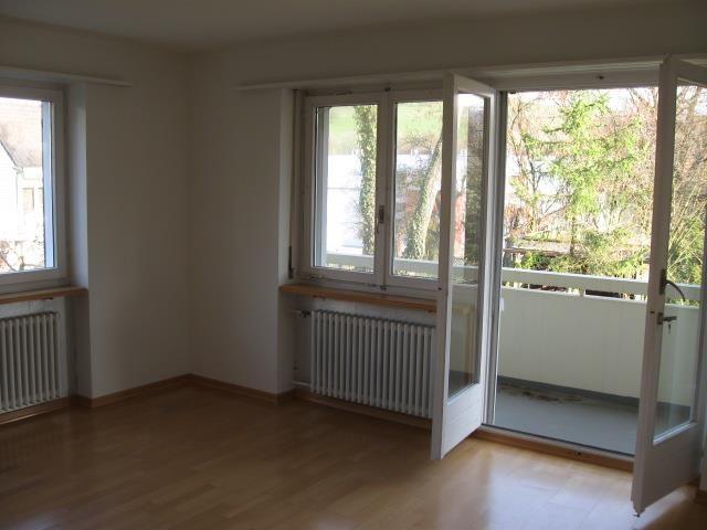 zu vermieten eine geräumige, helle 4 Zimmer Wohnung an rühiger Lage